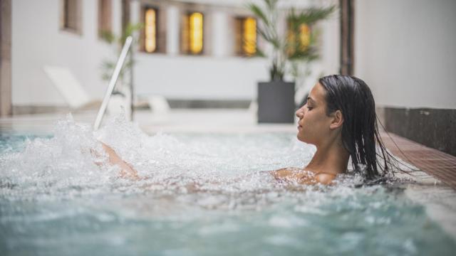 Mujer en balneario termal. 'Las Caldas'