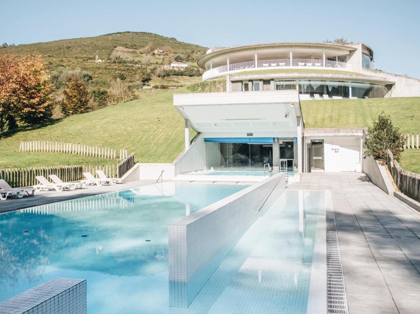 Piscina exterior de Las Caldas Villa Termal, Asturias