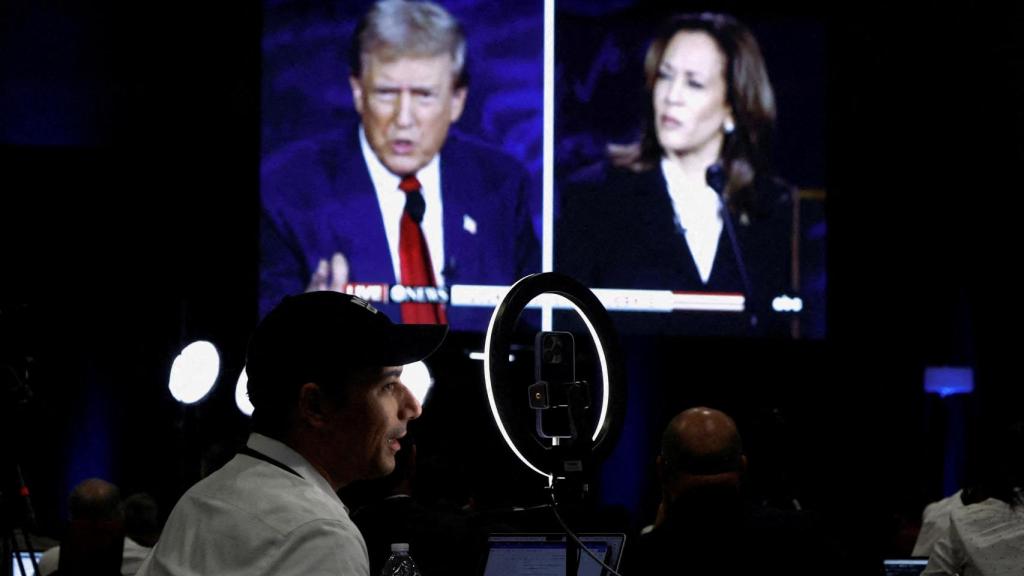 Un periodista usa una pantalla para ver el debate presidencial del pasado 10 de septiembre.