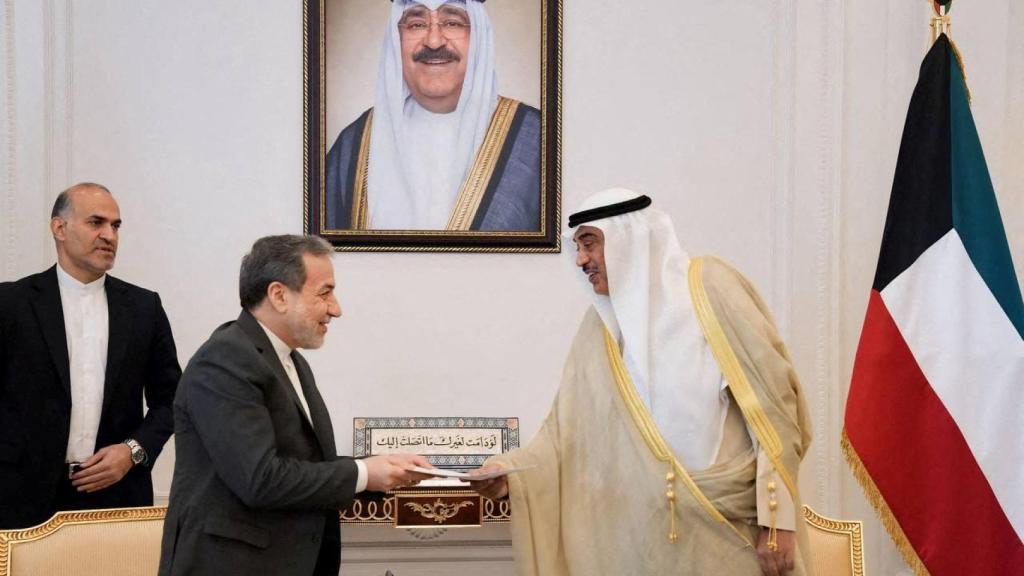 Abbas Araqchi, ministro de Exteriores de Irán, reunido ayer con el jeque Sabah Al-Khalid Al-Sabah de Kuwait.