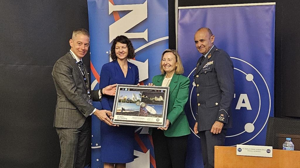 From left to right: Kevin Coggins, Ryan Harris (US Embassy), M. Amparo Valcarce, Secretary of Defense, and Julio Ayuso, INTA Director.