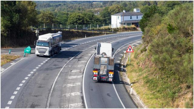 Camiones en una carretera gallega