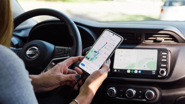 Una conductora consulta Google Maps