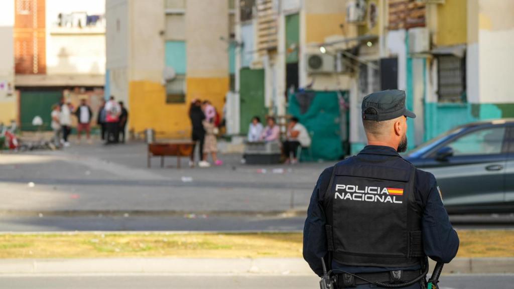 Un policía nacional, en las Tres Mil Viviendas.