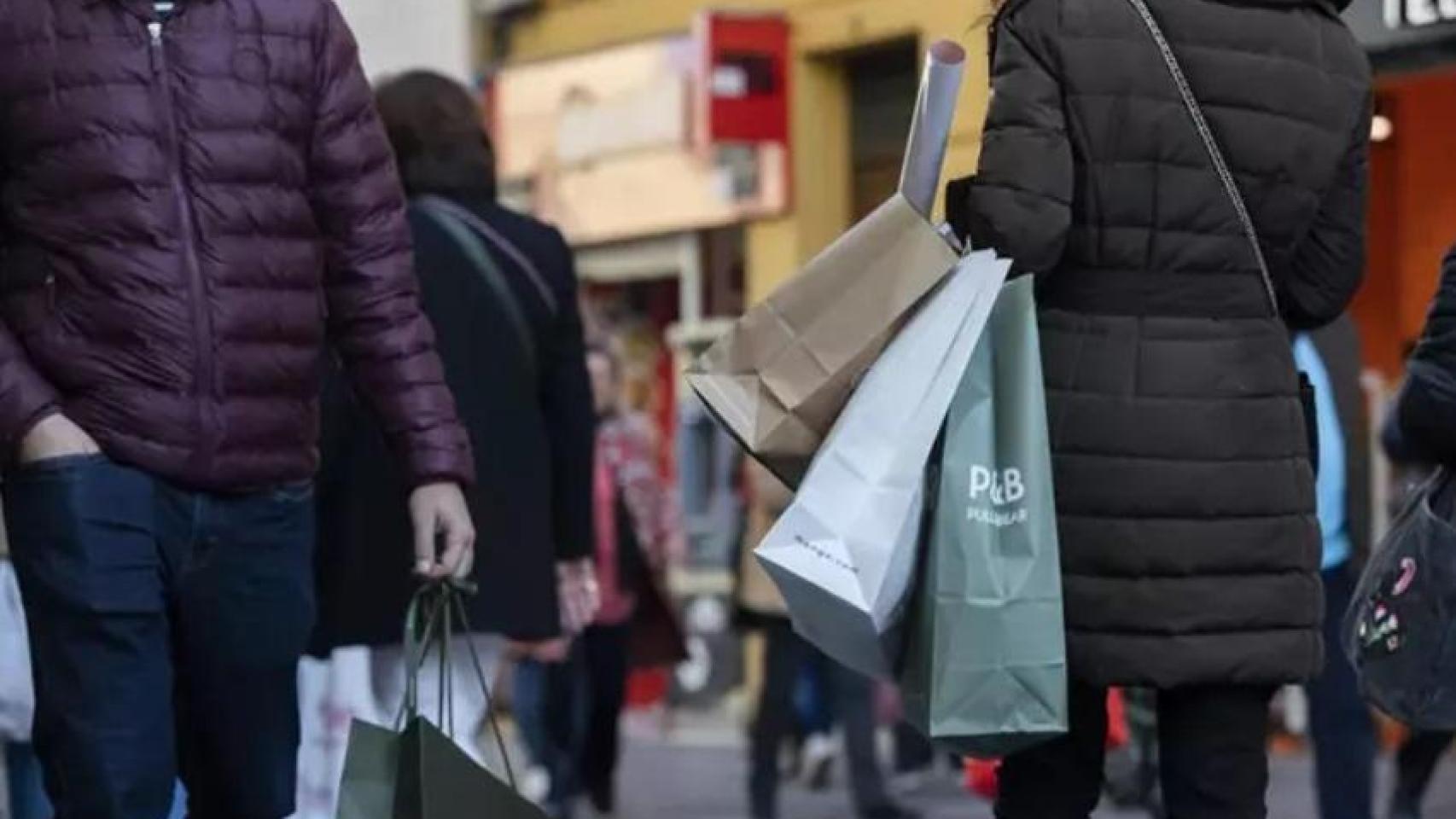 Sevillanos, de compras en la calle Tetuán.