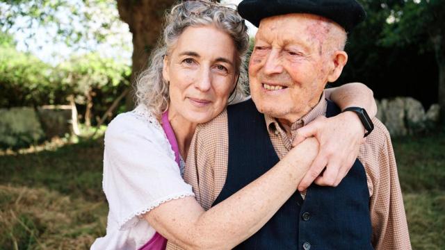 Abuelo con su hija.