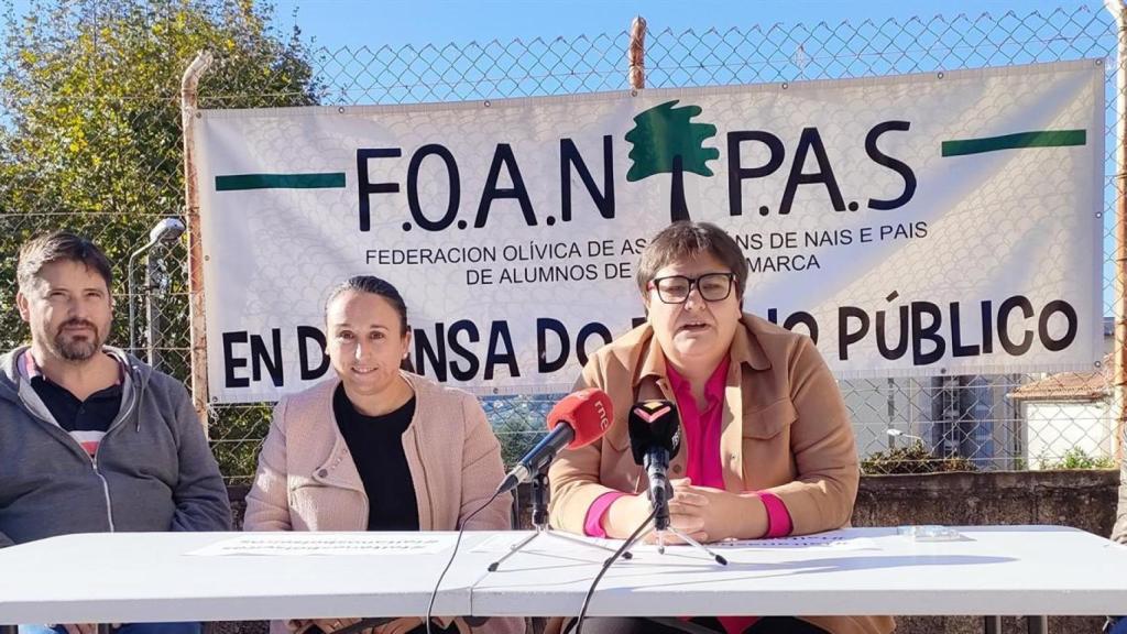 Rueda de prensa de la Federación Olívica de Anpas, Foanpas, para denunciar de nuevo retrasos en las becas municipales de comedor en Vigo.