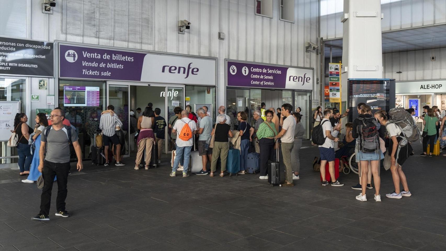 personas dentro de las instalaciones de la estación de ave Joaquín Sorolla. Jorge Gil/Europa Press