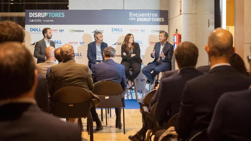 Alberto Iglesias Fraga, de DISRUPTORES - El Español; Arturo Moncada, director general de SCC; Paloma Herranz, directora de ventas de IPM; y Javier Sánchez, director comercial para el sector público de Dell Technologies.