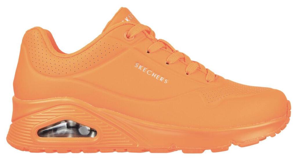 Modelo de Skechers naranja de la colección de Halloween.