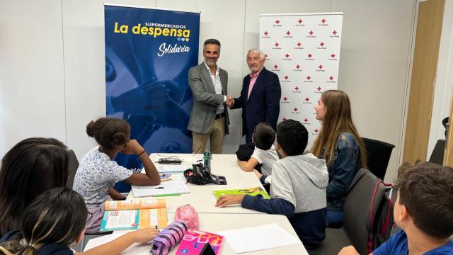 Jesús Esteban (d), presidente de Cruz Roja en Castilla-La Mancha,  y Luis Aznal (i), director de comunicación de La Despensa.