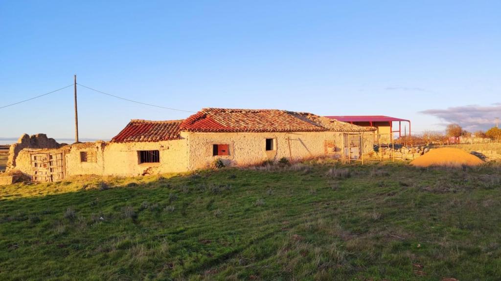 El exterior del Refugio del Pago en Tiedra