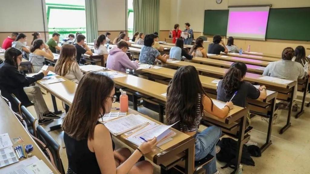 Alumnos al inicio de los exámenes de la Ebau el pasado año