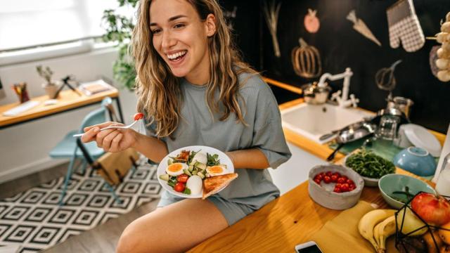 Mujer tomando un desayuno nutritivo.