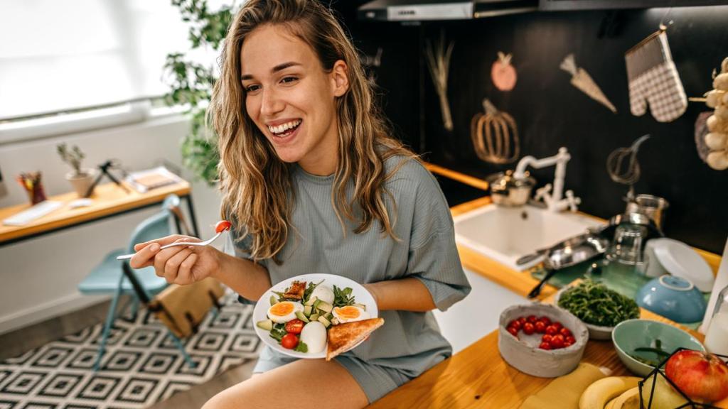 Mujer tomando un desayuno nutritivo.