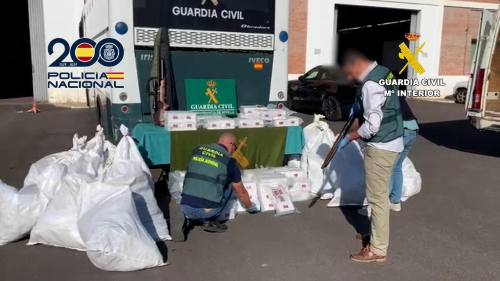 La Guardia Civil examina el material incautado a la organización criminal