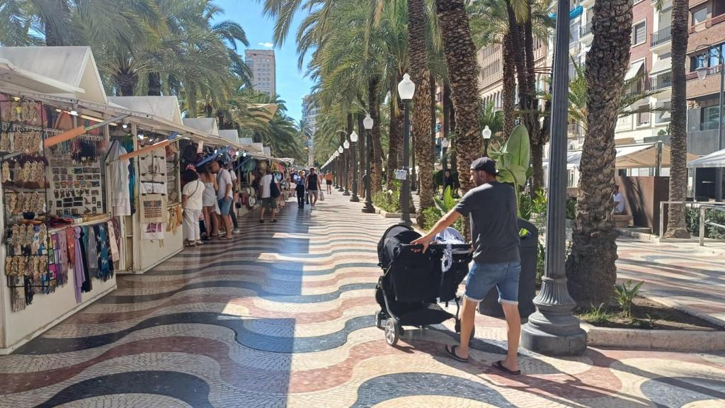 Las casetas de los 'hippies' de la Explanada de Alicante.