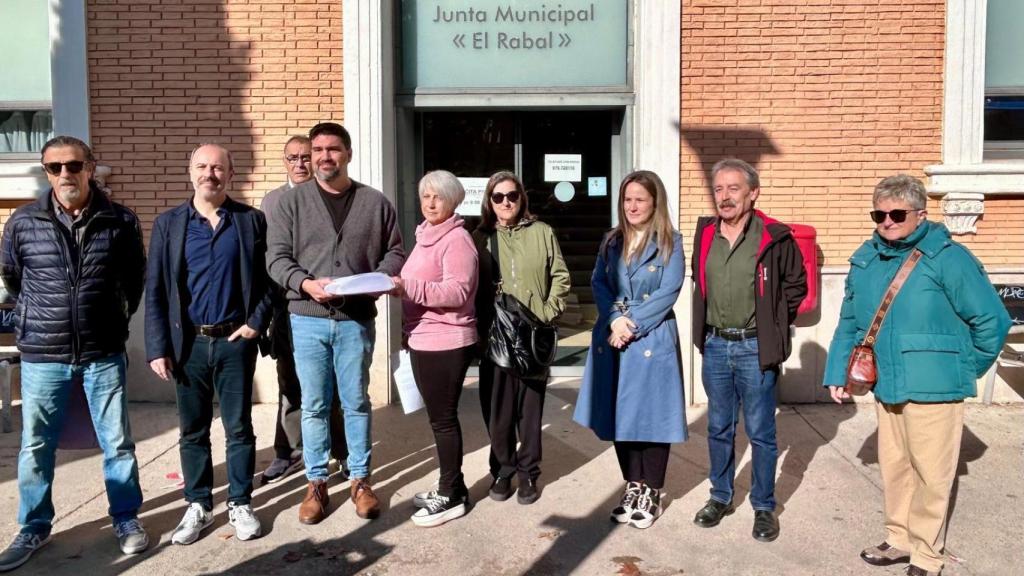 La Asociación Vecinal Picarral-Salvador Allende y el concejal del PSOE, Horacio Royo, en la Junta de Distrito del Rabal.