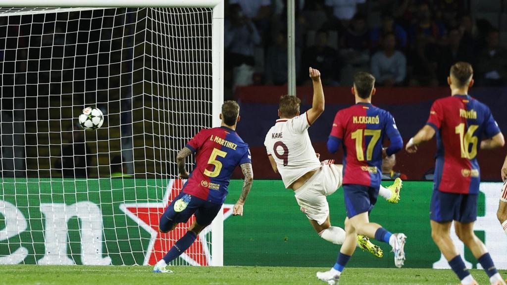 Harry Kane remata en posición acrobática para el empate ante el Barcelona.