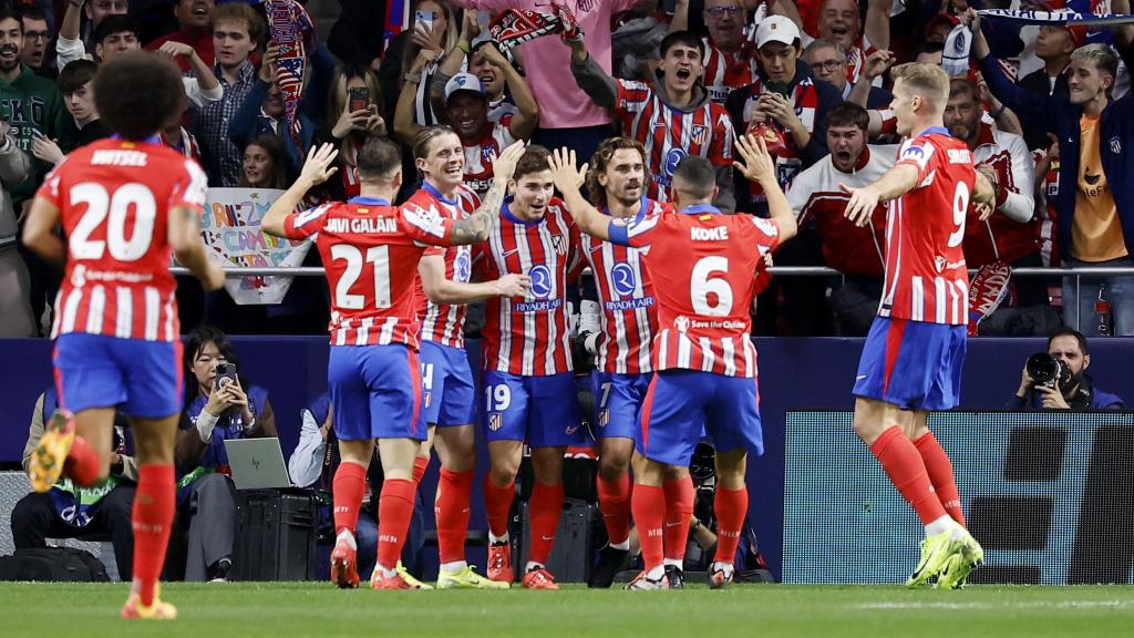 Los jugadores del Atlético de Madrid celebran el gol de Julián Álvarez.