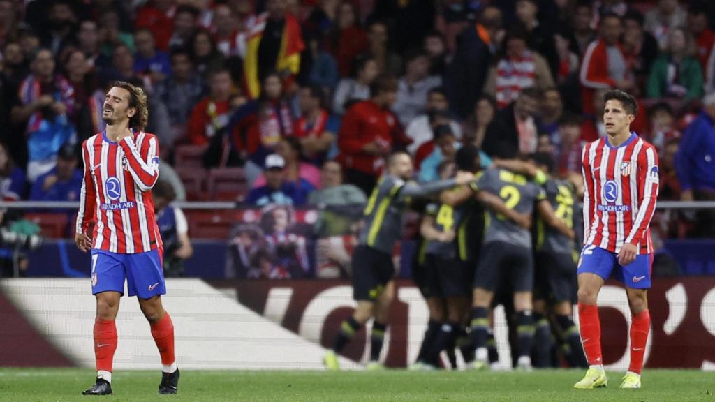 Griezmann y Giuliano Simeone se lamentan tras el gol del Lille.