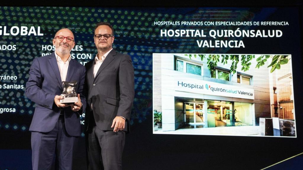 Ximo Montenegro, gerente del hospital, recogiendo el Premio TOP 20.