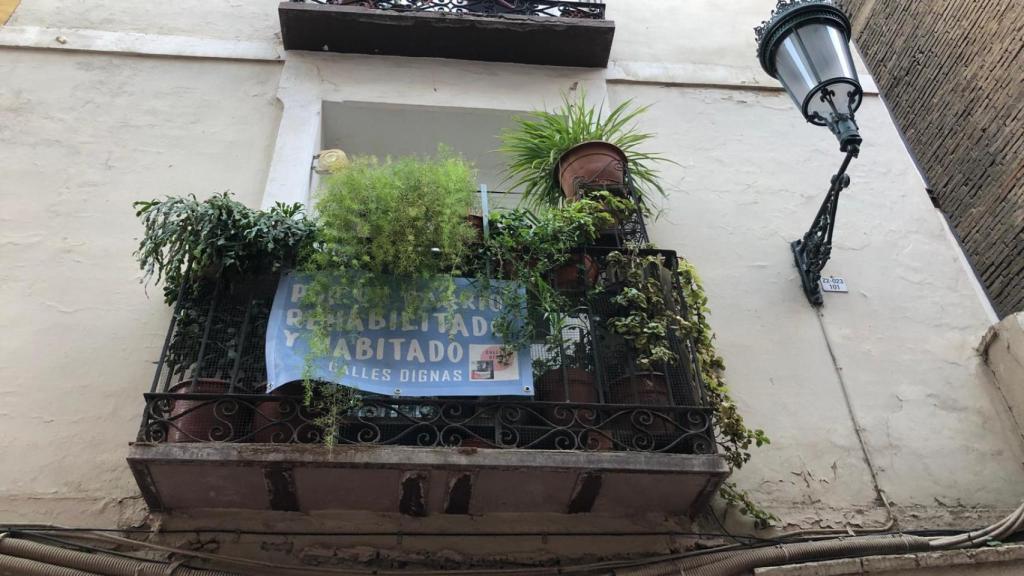 Una pancarta que pide la rehabilitación en el barrio de El Gancho, en Zaragoza.