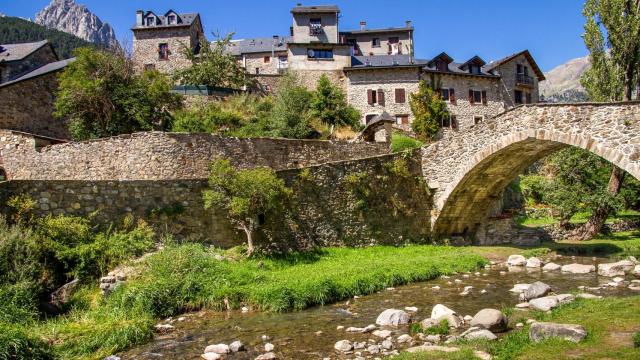 La orografía de la localidad pirenaica tampoco ayuda a la construcción de nuevas viviendas