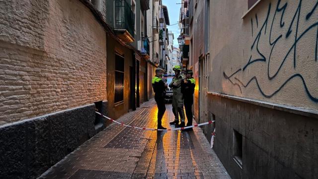 La calle Mariano Cerezo en Zaragoza acordonada por el riesgo de derrumbe de un edificio.