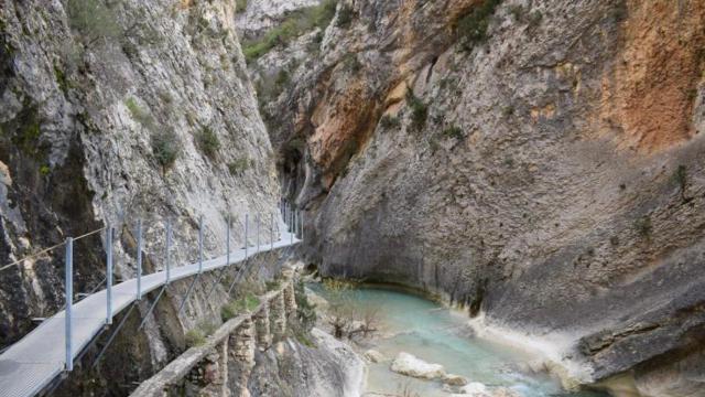 El impresionante sendero en Aragón perfecto para una escapada otoñal: entre bonitas pasarelas de madera y cañones