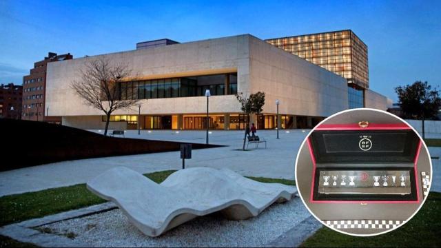 El edificio de las Cortes de Castilla y León y un trofeo de la Real Federación Española de Fútbol donado a la Cámara,  en un montaje de EL ESPAÑOL