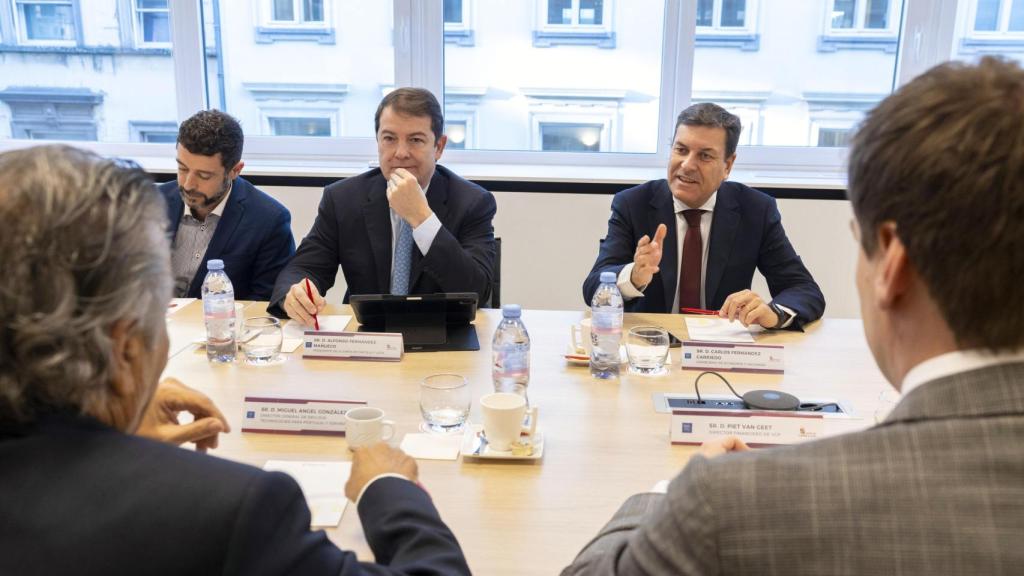 El consejero de Economía y Hacienda, Carlos Fernández Carriedo, y el presidente de la Junta, Alfonso Fernández Mañueco,  durante su reunión con los directores ejecutivos de las empresas Drylock Technologies, VGP y Sofina en la Delegación de la Cámara de Comercio de España ante la Unión Europea, este miércoles