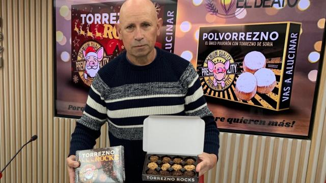 Carlos París, gerente de Dulces El Beato, con los 'Torrezno Rocks'