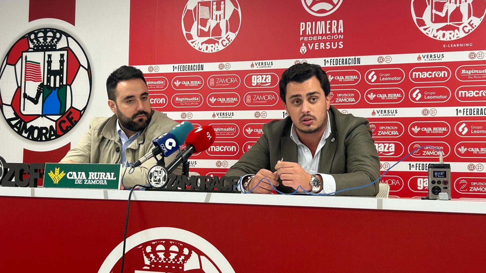 El presidente del Zamora CF, Francisco Javier Paez, junto con el abogado de la entidad en una rueda de prensa este 23 de octubre