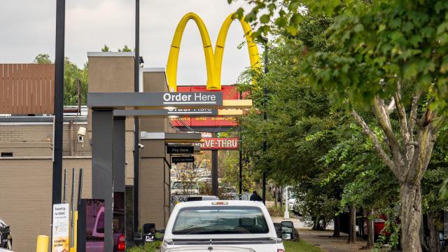 Personas esperan en sus coches para pedir en un McDonald's de Nueva York.