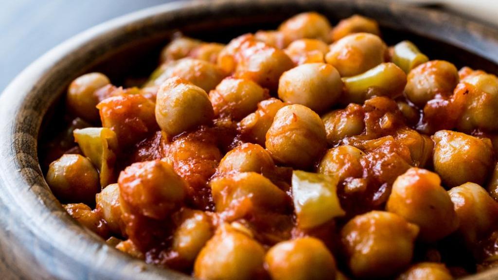 Garbanzos encebollados.