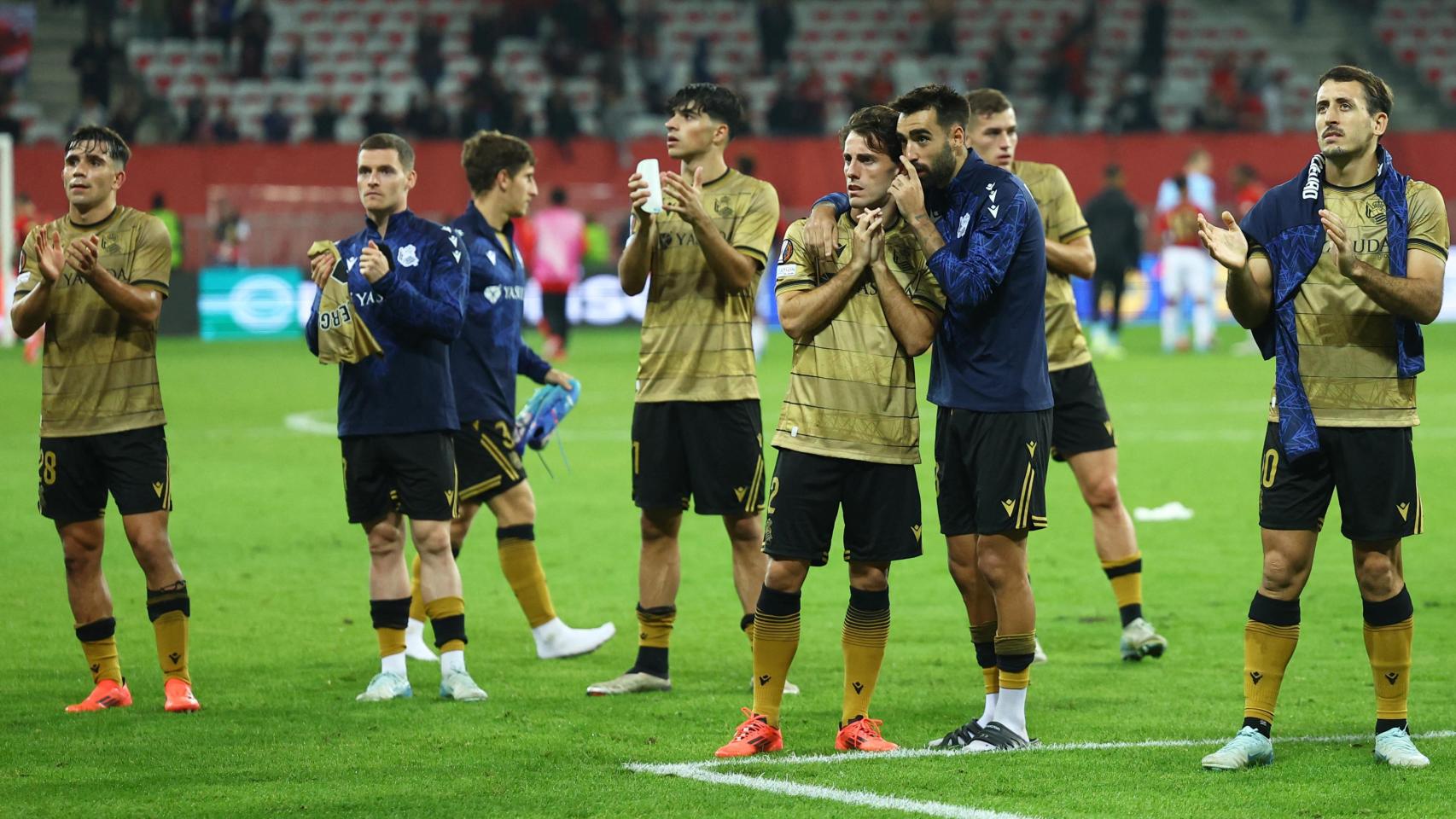 Los jugadores de la Real Sociedad agradecen el apoyo a su afición tras empatar ante el Niza.