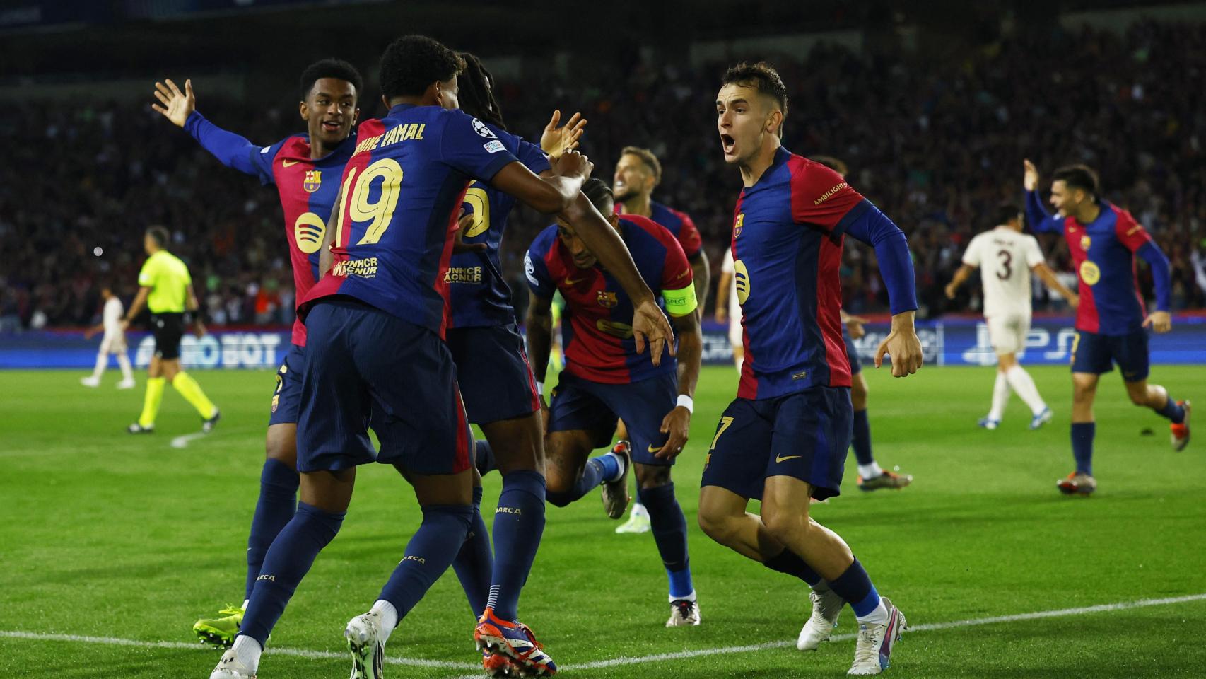 Los jugadores del Barça celebran el gol de Raphinha.