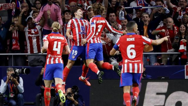 Julián Álvarez marca el primer gol del partido.