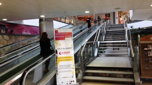 Interior del centro comercial El Mirador de Cuenca.