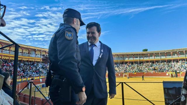 Ricardo Chamorro, teniente de alcalde del Ciudad Real, charlando con un agente de la Policía Nacional en una imagen de archivo.