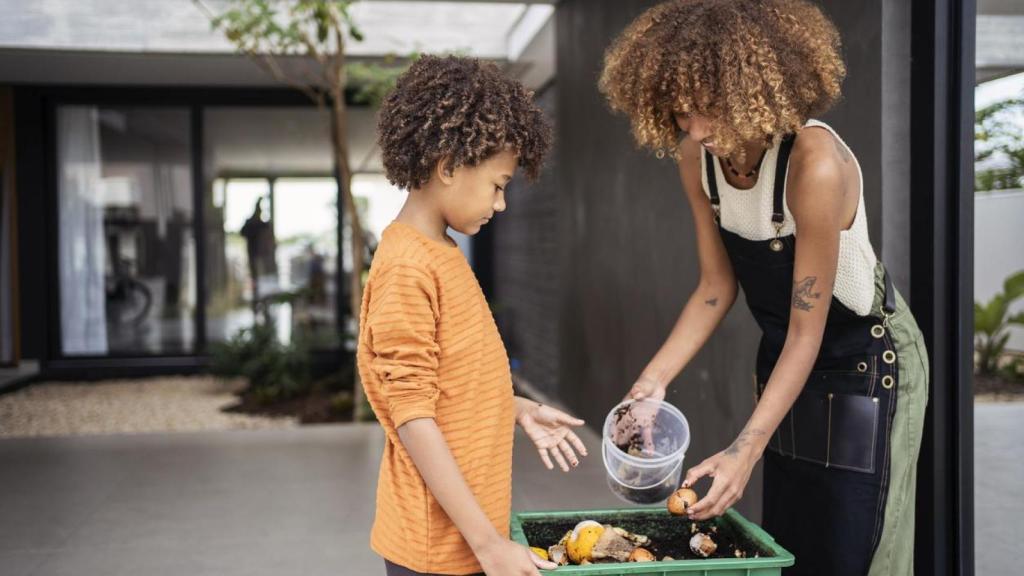 Una familia recoge sus residuos orgánicos para hacer compost.