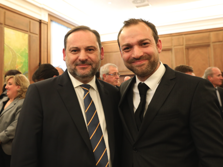 José Luis Ábalos y Víctor Ábalos en la toma de posesión del primero como ministro de Transportes.