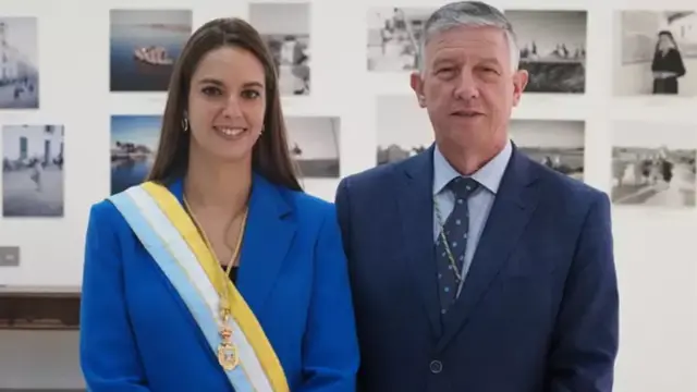 La nueva alcaldesa de Palos de la Frontera, Milagros Romero, junto al alcalde saliente, su padre, Carmelo Romero