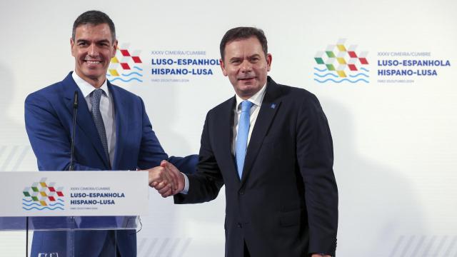 El presidente del Gobierno, Pedro Sánchez, y el primer ministro de Portugal, Luis Montenegro, durante una rueda de prensa en el marco de la cumbre hispanolusa celebrada este miércoles en Faro.