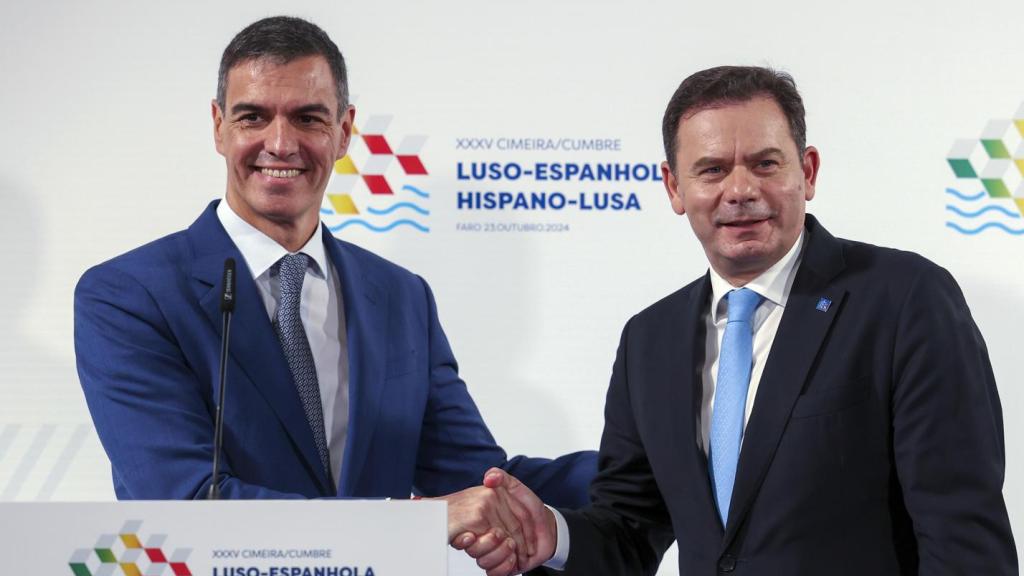 El presidente del Gobierno, Pedro Sánchez, y el primer ministro de Portugal, Luis Montenegro, durante una rueda de prensa en el marco de la cumbre hispanolusa celebrada este miércoles en Faro.