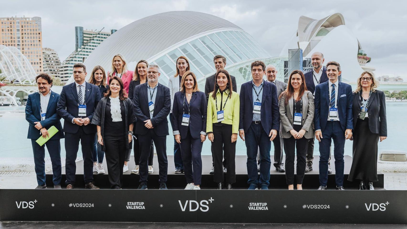 Representantes de Startup Valencia y VDS2024, junto con las autoridades, al inicio del evento.