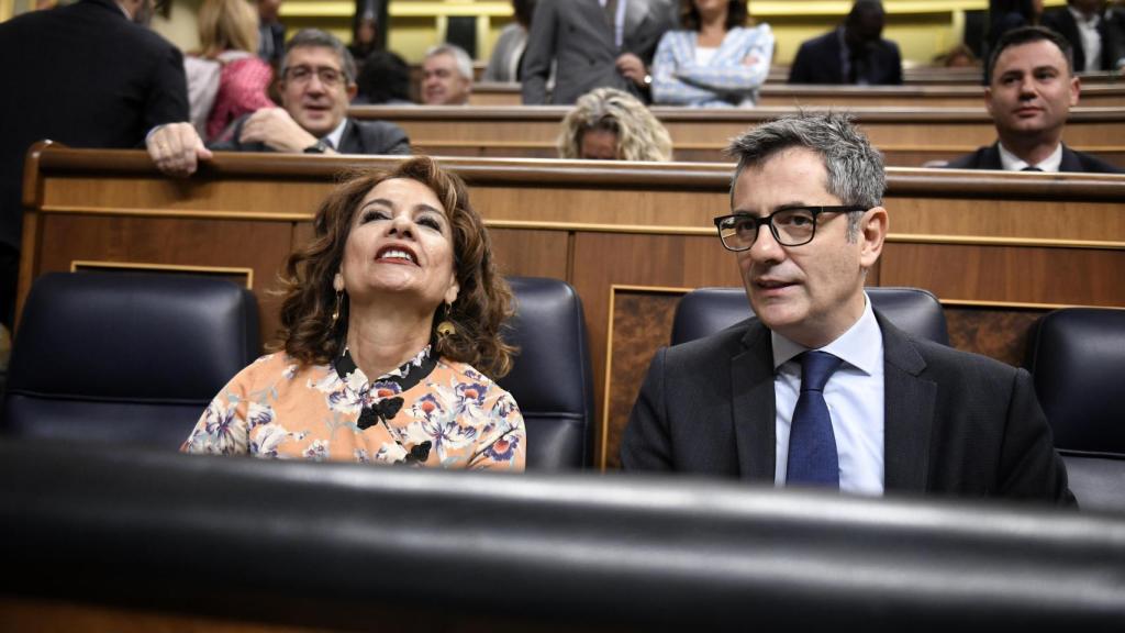 La vicepresidenta primera y ministra de Hacienda, María Jesús Montero y el ministro de la Presidencia, Relaciones con las cortes y Justicia, Félix Bolaños, durante una sesión plenaria en el Congreso de los Diputados.