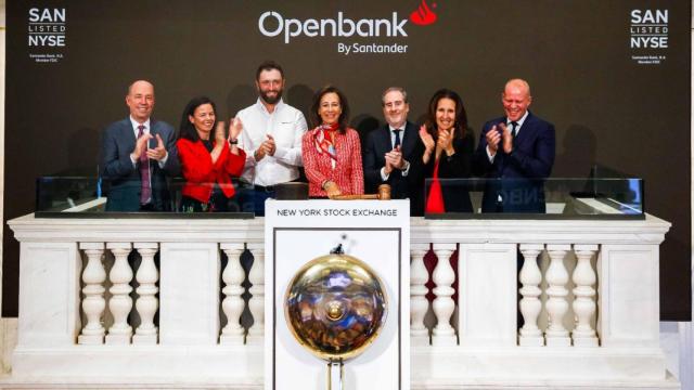 Ana Botín, presidenta de Santander, toca la campana de Wall Street acompañada por Héctor Grisi, consejero delegado del grupo; Petri Nikkilä, consejero delegado de Openbank; el golfistaJon Rahm y algunos directivos del grupo, el pasado lunes.