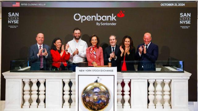 Ana Botín, presidenta de Santander, toca la campana de Wall Street acompañada por Héctor Grisi, consejero delegado del grupo; Petri Nikkilä, consejero delegado de Openbank; el golfistaJon Rahm y algunos directivos del grupo, el pasado lunes.